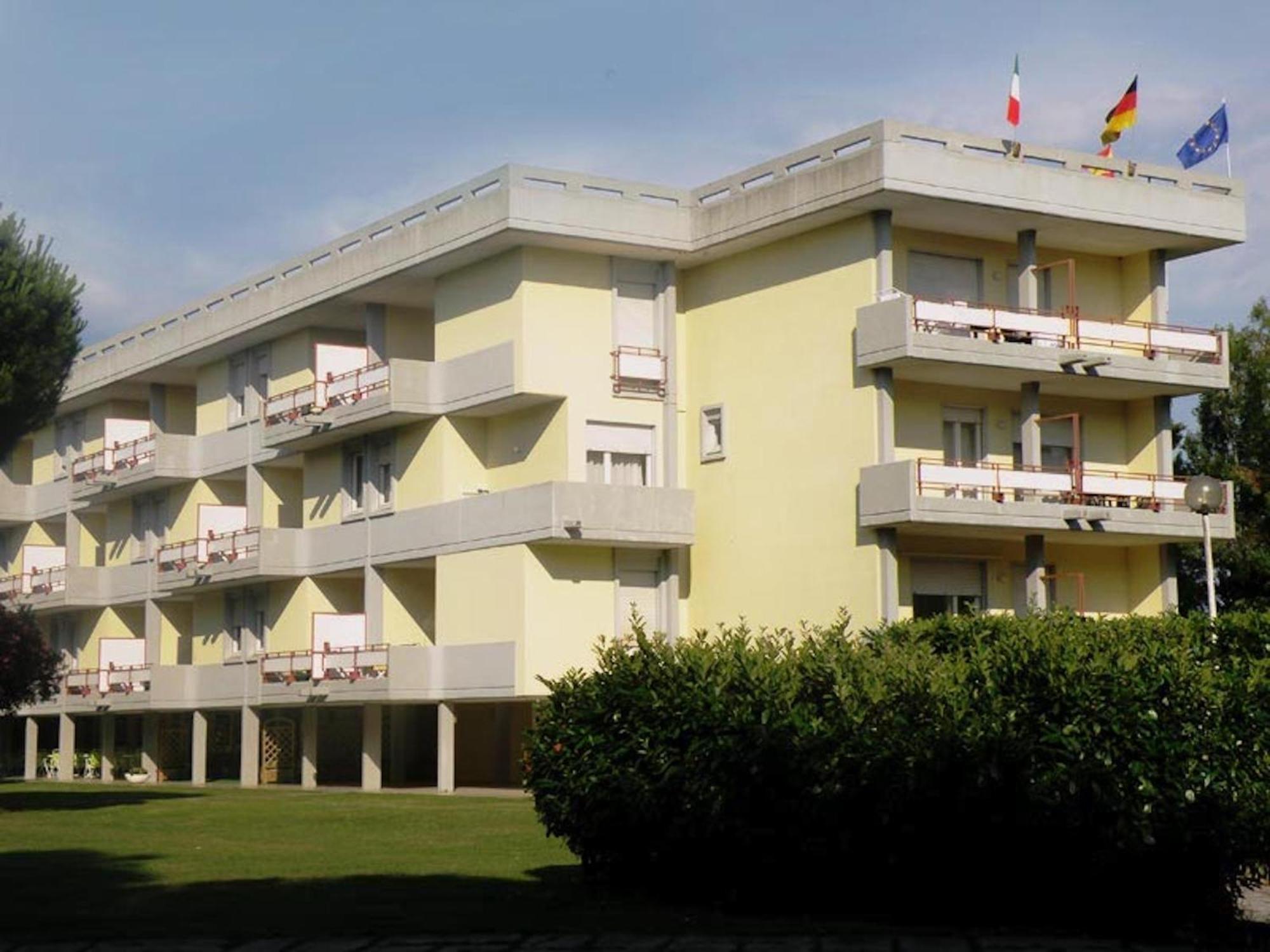 Isa-residence With Swimming Pool In Luni Mare, With Air Conditioning And Private Outdoor Area Aparthotel